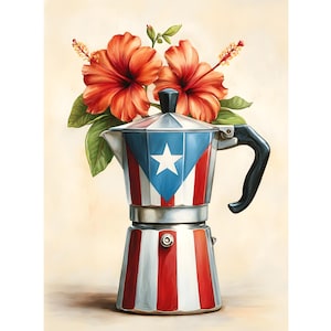 Può includere: Una caffettiera con un design ispirato alla bandiera portoricana, con strisce rosse e bianche e un triangolo blu con una stella bianca. Due vibranti fiori di ibisco arancioni e foglie verdi sono disposti sopra.