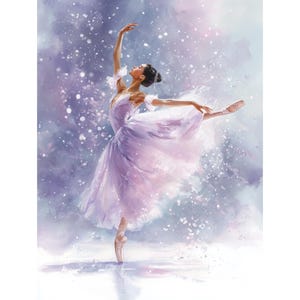 Könnte beinhalten: Aquarellmalerei einer Ballerina in einem fließenden, lavendelfarbenen Kleid, mitten im Sprung. Die Arme der Tänzerin sind anmutig ausgestreckt, und sie trägt Spitzenschuhe. Der Hintergrund zeigt eine weiche, verträumte Mischung aus Lila und Weiß mit funkelnden Akzenten.