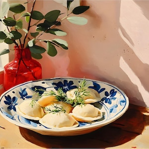Op de afbeelding: Een stilleven schilderij met een bord met blauw-witte bloemmotieven, met verschillende dumplings gegarneerd met kruiden. Een rode vaas met groene bladeren staat naast een raam. De scène wordt verlicht door zonlicht.