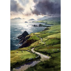 Puede incluir: Pintura a la acuarela de un paisaje costero con una carretera sinuosa. La obra representa campos verdes, acantilados rocosos y un vasto océano bajo un cielo nublado. La pintura evoca una sensación de tranquilidad y belleza natural.