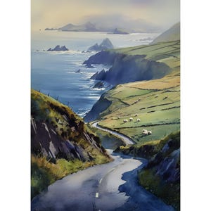 Puede incluir: Pintura a la acuarela de un paisaje costero con una carretera sinuosa que conduce al mar. Colinas verdes con ovejas pastando se encuentran con el océano azul. Acantilados rocosos e islas distantes son visibles bajo un cielo nublado.