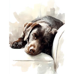 Może przedstawiać: Akwarela śpiącego czekoladowego labradora. Pies opiera głowę na białej poduszce, z zamkniętymi oczami. Dzieło ma miękką, ciepłą paletę kolorów z brązowymi i beżowymi tonami.
