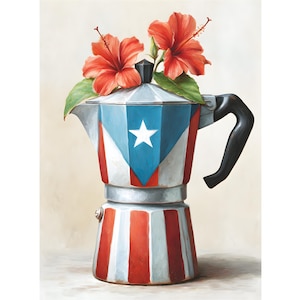 Puede incluir: Una cafetera pintada con el diseño de la bandera puertorriqueña, con rayas rojas y blancas y un triángulo azul con una estrella blanca. Dos vibrantes flores de hibisco rojas y hojas verdes se colocan encima de la cafetera.