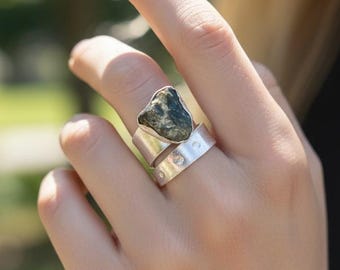 Bague tendance en chert vert brut - Argent 925 fait main, unique en son genre