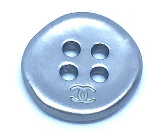 Un botón vintage de plata de la boutique CHANEL, de alrededor de 1990