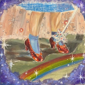 Puede incluir: Pintura acrílica que representa una escena de El Mago de Oz. La pintura presenta zapatos rojo rubí, calcetines azules, un arcoíris y una varita mágica. El fondo incluye un vestido de color claro y un cielo estrellado.