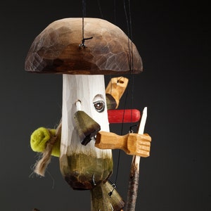 Serietidningssvampmarionett *Boletus* – en snördocka av en skogsälva