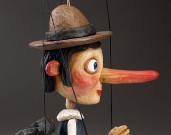 Pinocchio felice in legno