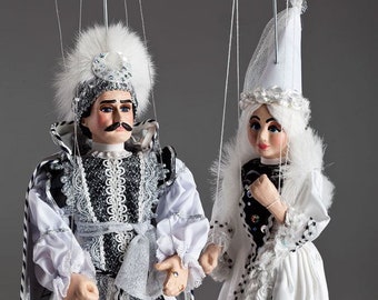 Zwart-wit paar marionetten - Tsjechische handgemaakte tekenreekspoppen