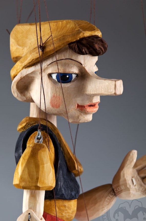 Ancienne marionnette Pinocchio, sculpture en bois soigneusement