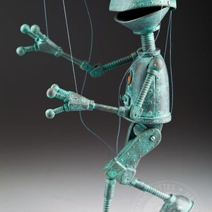 Robot femme ONA marionnette à fils professionnelle faite main par les marionnettes tchèques image 6