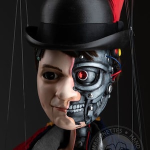 Mi-robot, mi-humain - marionnette sur mesure