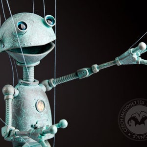 Robot femme ONA marionnette à fils professionnelle faite main par les marionnettes tchèques image 3