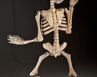手彫りの骸骨マリオネット：リンデンウッド人形、チェコ製 - Etsy 日本