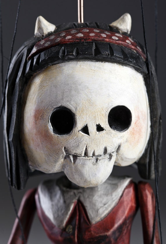 かわいい木製のマリオネット - 悪魔の女性のスケルトン - 完全に