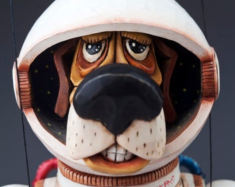 Mutig Dogstronaut – handgeschnitzte Marionette aus Holz aus der Zoo Sapiens Collections