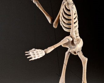 手彫りの骸骨マリオネット：リンデンウッド人形、チェコ製 - Etsy 日本