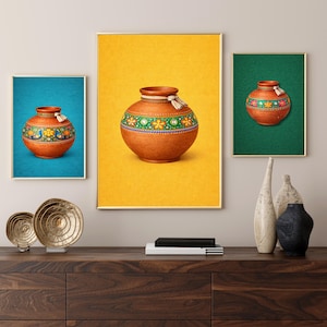 Può includere: Tre stampe incorniciate con vasi di terracotta con colorati motivi floreali e pavoni. Gli sfondi sono blu, gialli e verdi. Le stampe sono esposte su un mobile in legno scuro con oggetti decorativi.