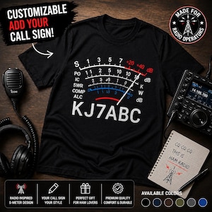 Pode incluir: Camiseta preta com um design de medidor S inspirado em rádio e o indicativo "KJ7ABC". A camiseta apresenta um design personalizável e é feita para operadores de rádio. O texto "CQ CQ CQ THIS IS HAM RADIO" está em um bloco de notas.