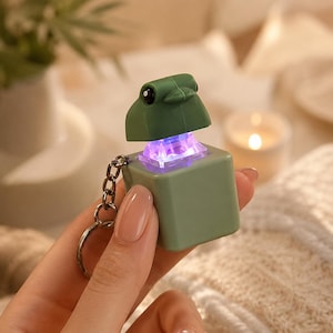 LEDライト付きカエルキーホルダー｜カエルの鳴き声が出るおもちゃ｜かわいい動物キーリング｜斬新なカエルアクセサリー