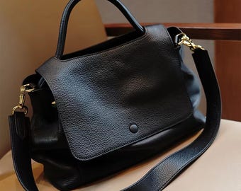 Bolsa feminina minimalista: modelo transversal preto, em couro bovino cinza, bolsa marrom.