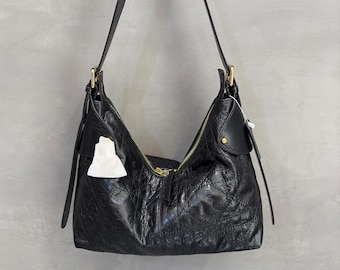 Bolsa feminina artesanal em couro legítimo: alças ajustáveis em couro bovino, design clássico.