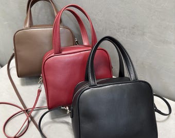 Bolsa transversal preta e vermelha feita à mão: Bolsa feminina, design moderno, com zíper.