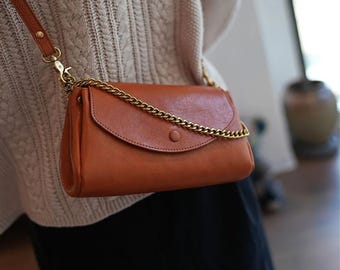 Bolsa transversal vintage em couro: Bolsa feita à mão, pintura dourada e alça de couro.
