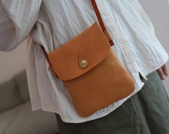 Bolsa transversal em couro genuíno: tamanho pequeno, bolsa feminina estilo saco, design minimalista feito à mão.