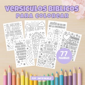Puede incluir: Un conjunto de páginas para colorear imprimibles con versículos bíblicos en español, con diseños de arte lineal detallados. Las páginas incluyen citas e ilustraciones inspiradoras, con un total de 77 páginas. Lápices de colores están en la parte inferior.