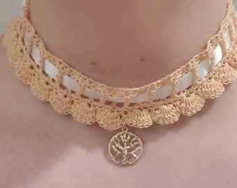 Choker with pendant
