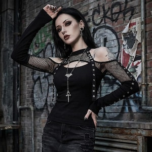 Top gótico de rejilla Y2K: camisa halter con hombros descubiertos, estilo emo, alternativo, grunge y patchwork