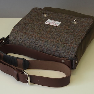 Sac messager mince en coton ciré avec rabat en tweed Harris et bandoulière en cuir - sacoche pour tablette, liseuse, etc.