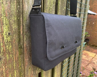iPad Pro 10.5", 12.9" or 11" Messenger Bag in waxed Cotton