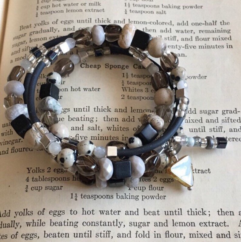 Black Grey and White Natural Stone Beaded Max 66% OFF Gifts Wrap Memory Arou Wire