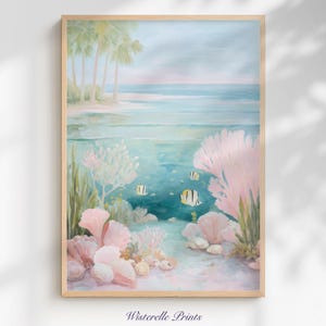 Pode incluir: Uma impressão em aquarela emoldurada retrata uma cena subaquática com corais, conchas e peixes. A obra apresenta um oceano azul claro, corais rosa e peixes listrados em amarelo e preto. O texto "Wisterelle Prints" está na parte inferior.