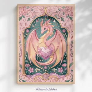 Könnte beinhalten: Ein gerahmter Kunstdruck mit einem rosa Drachen, der ein herzförmiges Juwel hält. Der Drache ist vor einem türkis- und rosafarbenen Hintergrund mit floralen und dekorativen Elementen platziert. Der Druck hat einen Holzrahmen und den Text "Wisterelle Prints" unten.