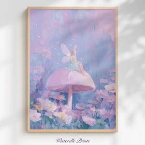 Op de afbeelding: Een ingelijste print met een sprookjesachtige scène. Een fee met doorschijnende vleugels zit op een grote roze paddenstoel. De achtergrond is een zachte mix van paars en blauw, met witte bloemen en sprankelende accenten. De tekst "Wisterelle Prints" staat onderaan.