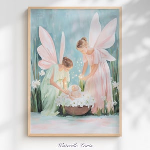 Puede incluir: Una pintura enmarcada representa a dos hadas con alas rosas atendiendo a un bebé en una cesta llena de flores. Las hadas visten vestidos pastel, sobre un fondo de juncos y cielo azul claro. La obra está firmada "Wisterelle Prints".