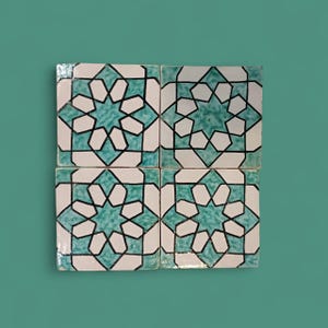 Peut inclure: Quatre carreaux de céramique carrés avec un motif géométrique en étoile en turquoise et blanc. Les carreaux sont disposés en carré, avec un fond turquoise et des contours noirs. Le motif est symétrique et complexe.