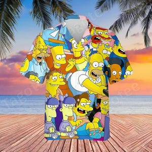 Peut inclure: Chemise à manches courtes avec un imprimé coloré de personnages des Simpson. Le motif présente une scène de plage et des palmiers, avec une palette de couleurs dominée par le bleu, le jaune et le rose.