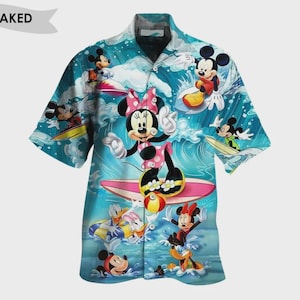 Puede incluir: Una camisa con botones de manga corta con un estampado vibrante de Mickey Mouse, Minnie Mouse, el Pato Donald y Goofy surfeando. La camisa tiene un fondo turquesa con olas blancas y personajes de dibujos animados. La palabra "NAKED" está impresa en una pancarta en la esquina superior izquierda.