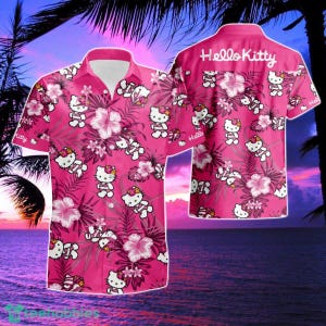 Puede incluir: Camisa rosa de manga corta con un estampado de personajes de Hello Kitty, flores y hojas tropicales. La parte trasera de la camisa tiene el texto "Hello Kitty" en blanco. Cuello clásico.