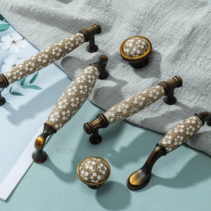 花柄セラミックキャビネットノブ、梅の花柄ドレッサーハンドル、アンティーク真鍮引き出し取っ手、キッチンハードウェア