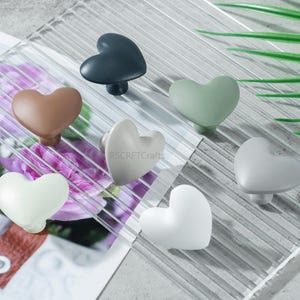 Kleurrijke hartknoppen: oranjegroene handgrepen dressoir, kastgreep, deurknoppen kinderkamer