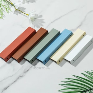 Kolorowe, niewidoczne uchwyty do szuflad – brązowo-biało-zielono-pomarańczowe, uchwyty do szafek, ukryte uchwyty kuchenne