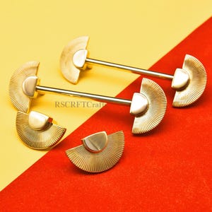 Puede incluir: Herrajes dorados para armarios con diseño en forma de abanico. Los herrajes incluyen tiradores y pomos, con forma de abanico semicircular y una barra larga y recta. El texto "RSCRFTCraft" es visible en los herrajes. Fondo rojo y amarillo.