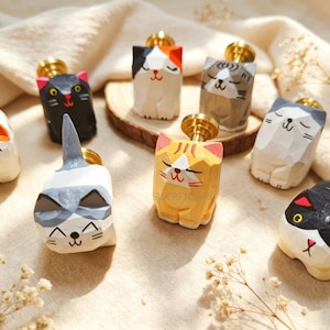 Puede incluir: Un letrero de madera rústica con el texto "Welcome to our home" en letras blancas. El letrero presenta un acabado envejecido y un diseño simple y acogedor, perfecto para la decoración de la entrada.