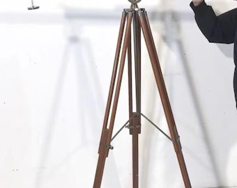 Telescopio antiguo de latón con trípode de madera – Decoración náutica tipo catalejo, acento marítimo