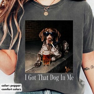 Maglietta con stampa di un bracco tedesco a pelo corto che fuma birra, "Ho quel cane dentro di me", maglietta divertente con bracco tedesco a pelo corto, regalo per papà di cani, maglietta con grafica retrò di un meme di un cane da punta.